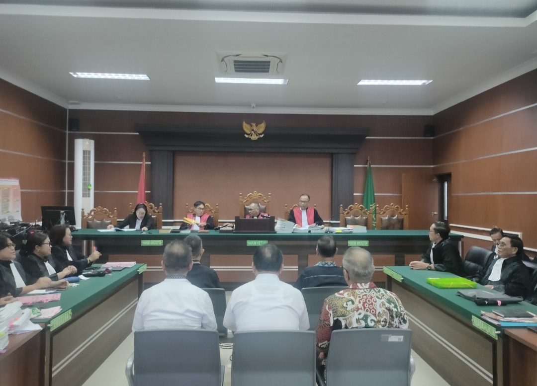 PROSES: 5 terdakwa kasus hibah GMIM saat menjalani proses persidangan di Pengadilan Negeri Manado.