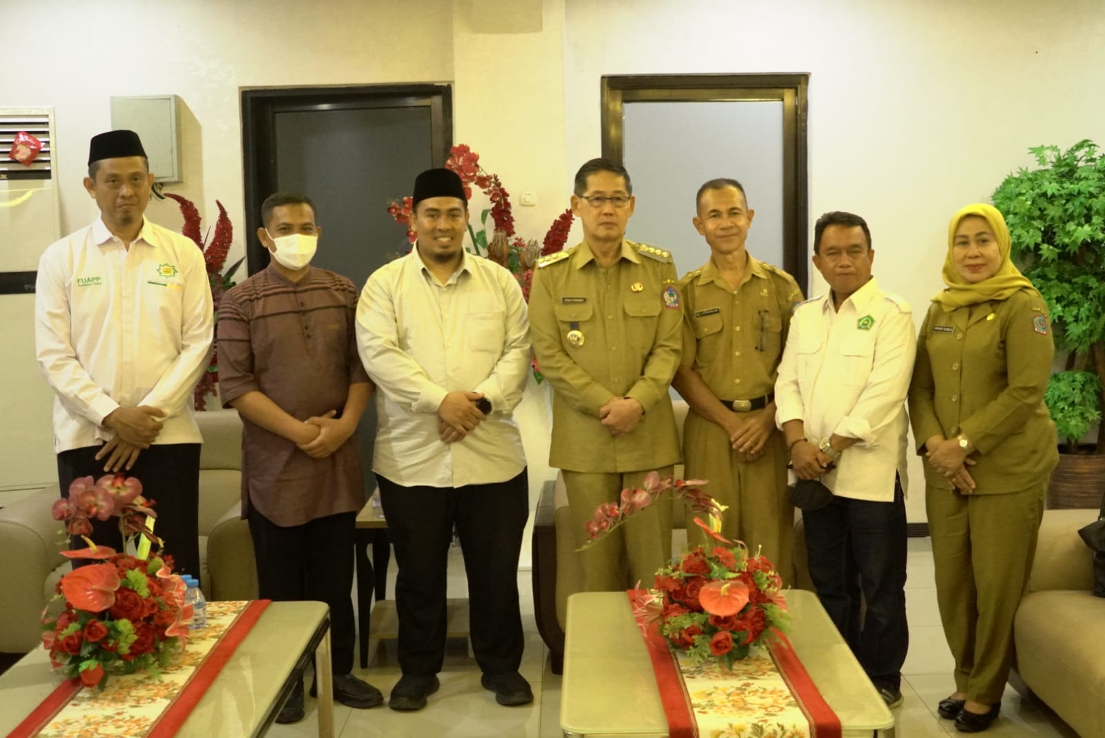 Wali Kota Bitung Hengky Honandar melaksanakan pertemuan dengan panitia Hari Santri Nasional 2025.(Dok Istimewa)