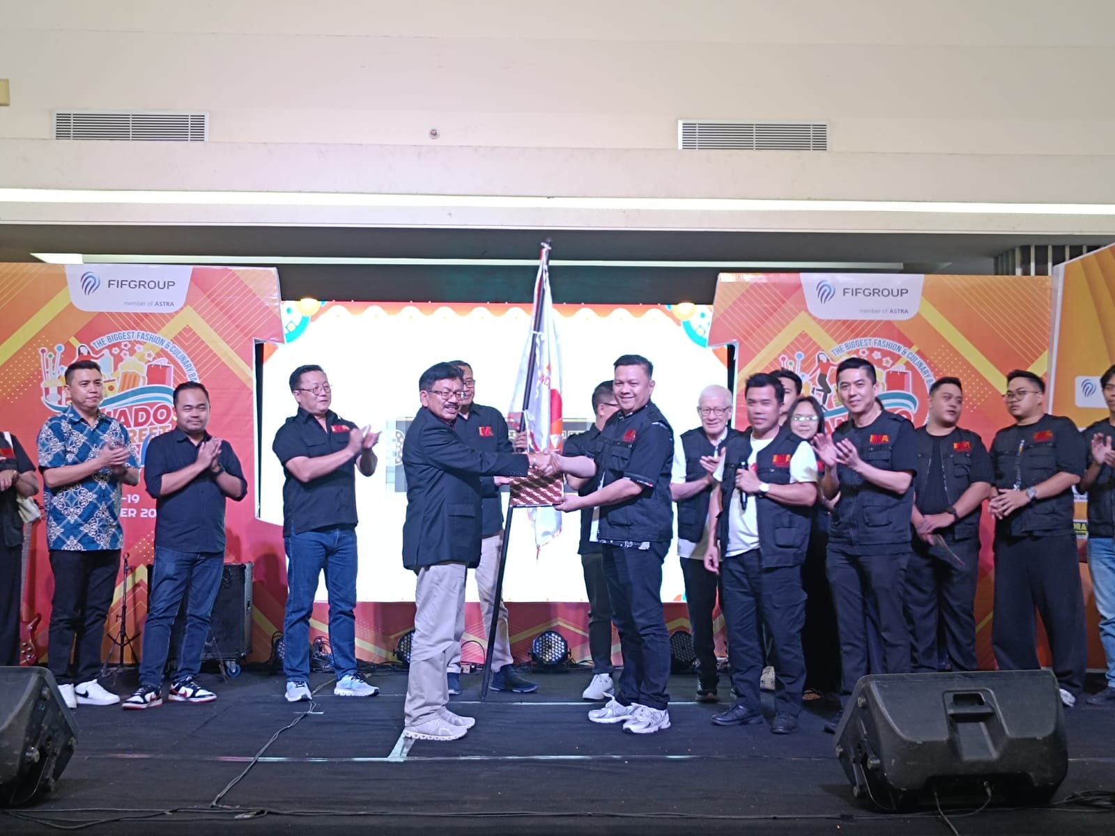 Penyerahan Pataka dari Executive Director IMA Yulian Warman ke Presiden IMA Chapter Manado Tommy Waworundeng saat pelantikan pengurus periode 2025-2028.