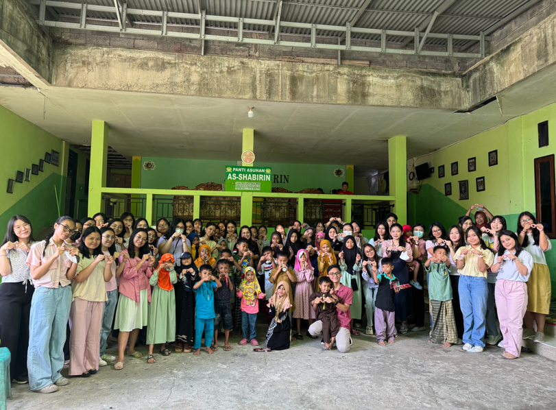 Peserta SPARK Campaign 2025 berfoto bersama anak-anak Panti Asuhan As-Shabirin.