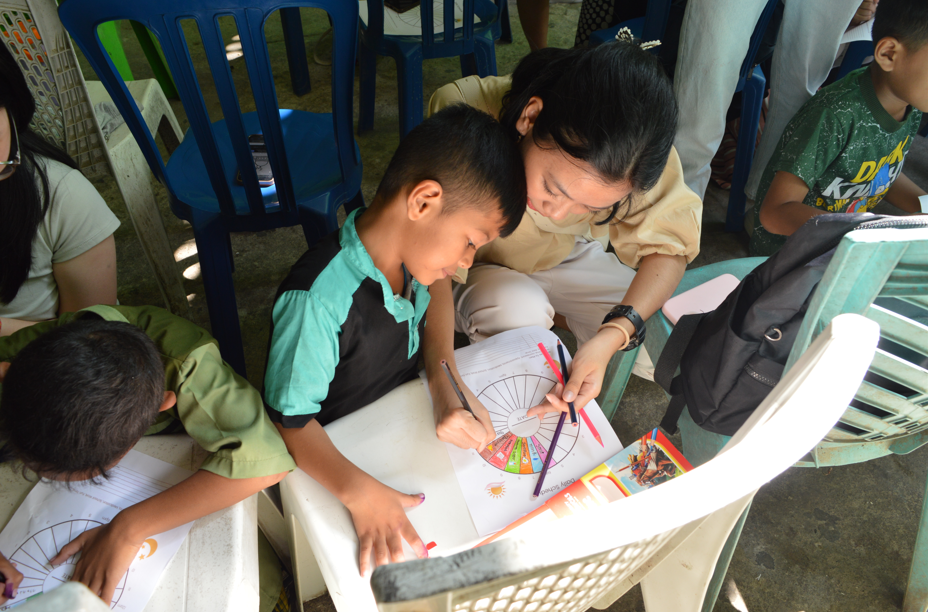 Mahasiswa membantu anak-anak belajar mengenal emosi dan fokus lewat permainan edukatif dalam rangkaian kegiatan Little SPARK&rsquo;s, Sabtu (11/10).