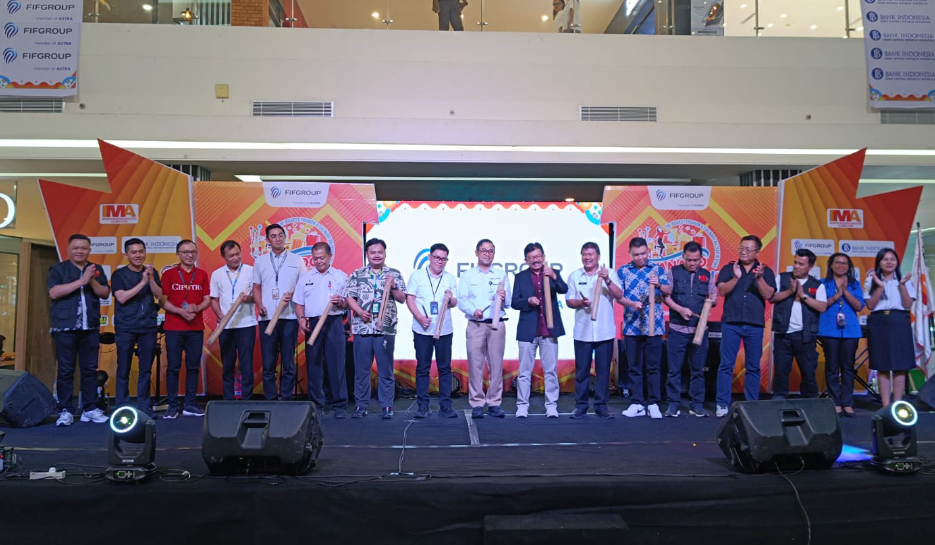 Pemukulan tetengkoren resmi membuka Manado High Street Market 2025 dari atrium Mantos 3.