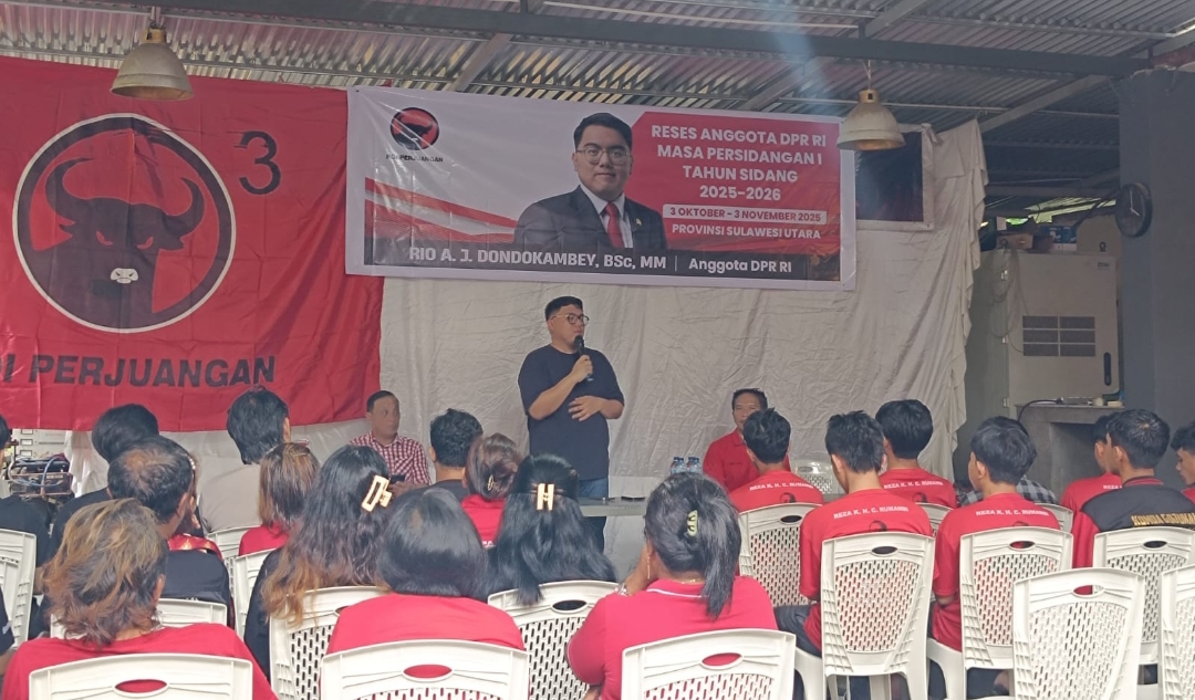 Anggota DPR Ri Rio Dondokambey nampak bersama masyarakat desa Pineleng, mendengar dan menerima aspirasi langsung.