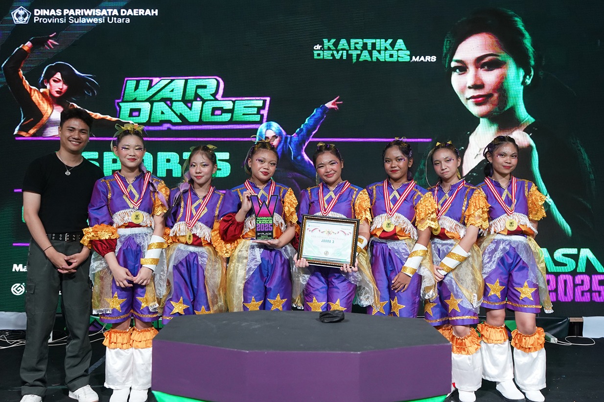 Juara 3 WarDance Competition 2025: Stormtroopers (SMA Kr. Eben Haezar Manado), bersama dengan juri.