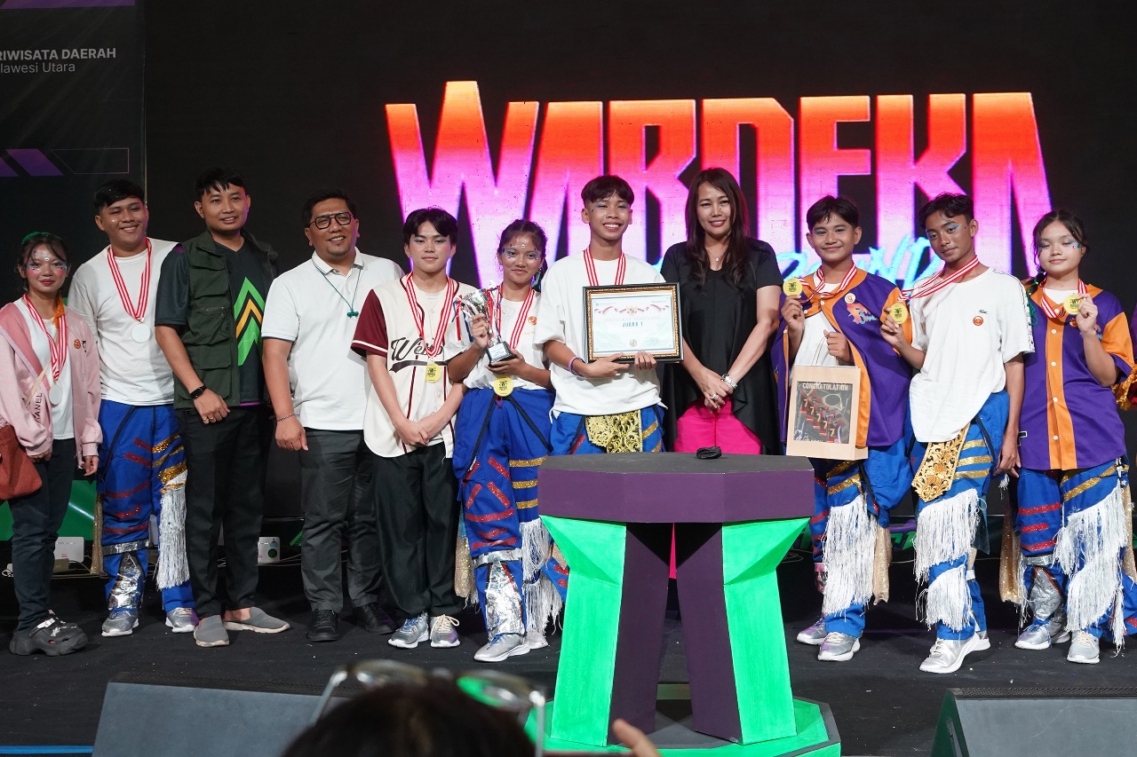 Juara 1 WarDance Competition 2025: For Change 1 (SMAN 9 Manado), berpose bersama dengan Kadispar Sulut, Direktur Gim Kemenekraf dan CEO Big Dade Studio