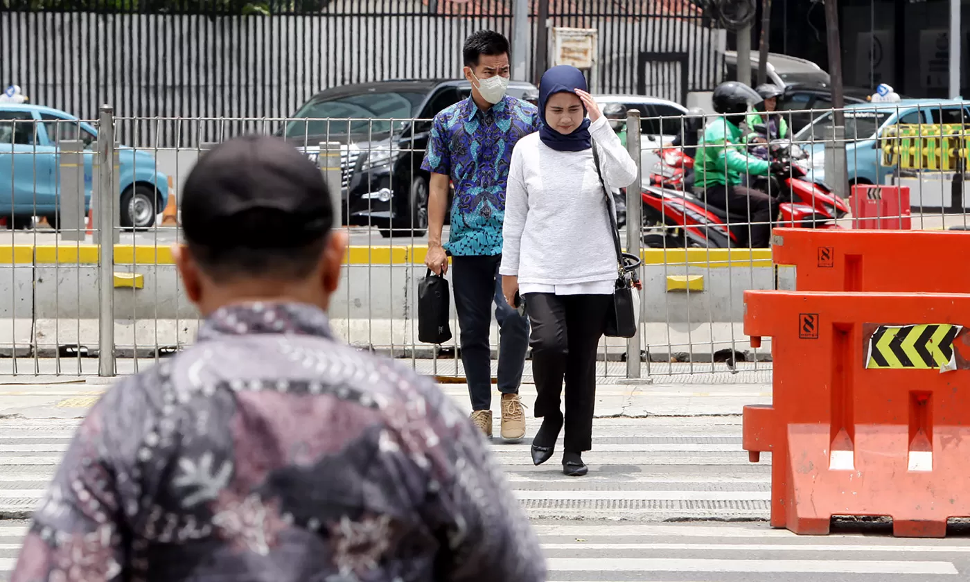 Warga melintas di pelican crossing Tosari Jakarta, ketika kondisi cuaca panas terik