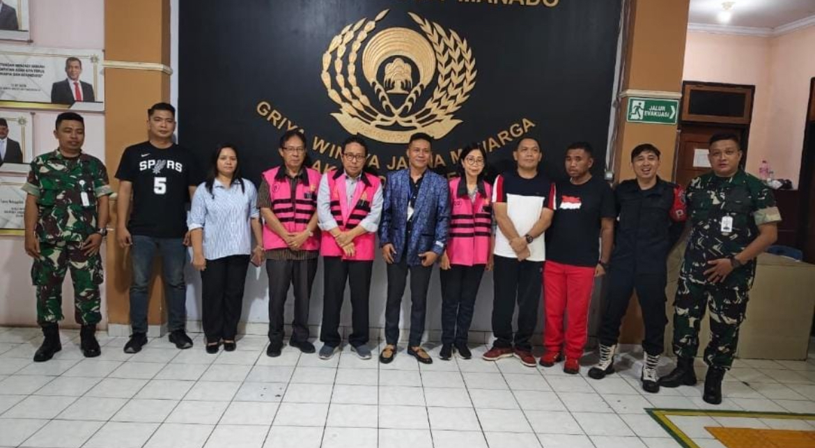 Beredar foto eks Rektor Unsrat Prof Ellen Kumaat dan dua orang lainnya, memakai rompi tahanan Kejaksaan Tinggi Sulut, sebelum masuk ruangan penahanan di Rutan Malendeng, Jumat (17/10/2025).