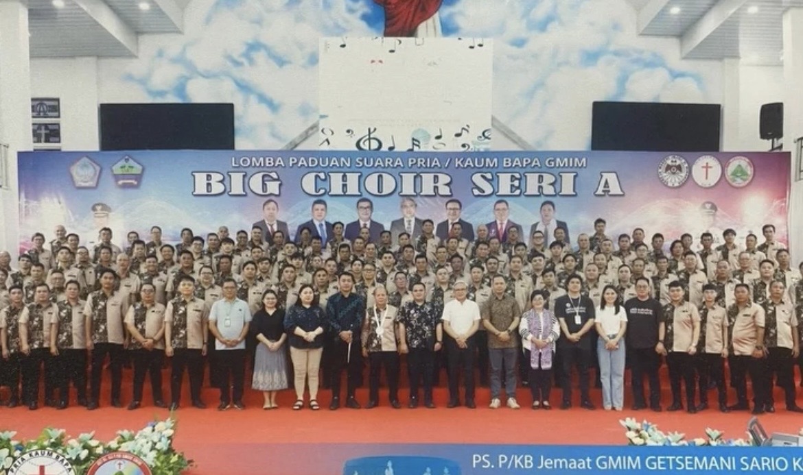 Tim Paduan Suara P/KB GMIM Getsemani Sario Kotabaru yang dipimpin Pnt Reinhard Tololiu dan Ketua Jemaat Pdt Meilly Helly Pontoh.