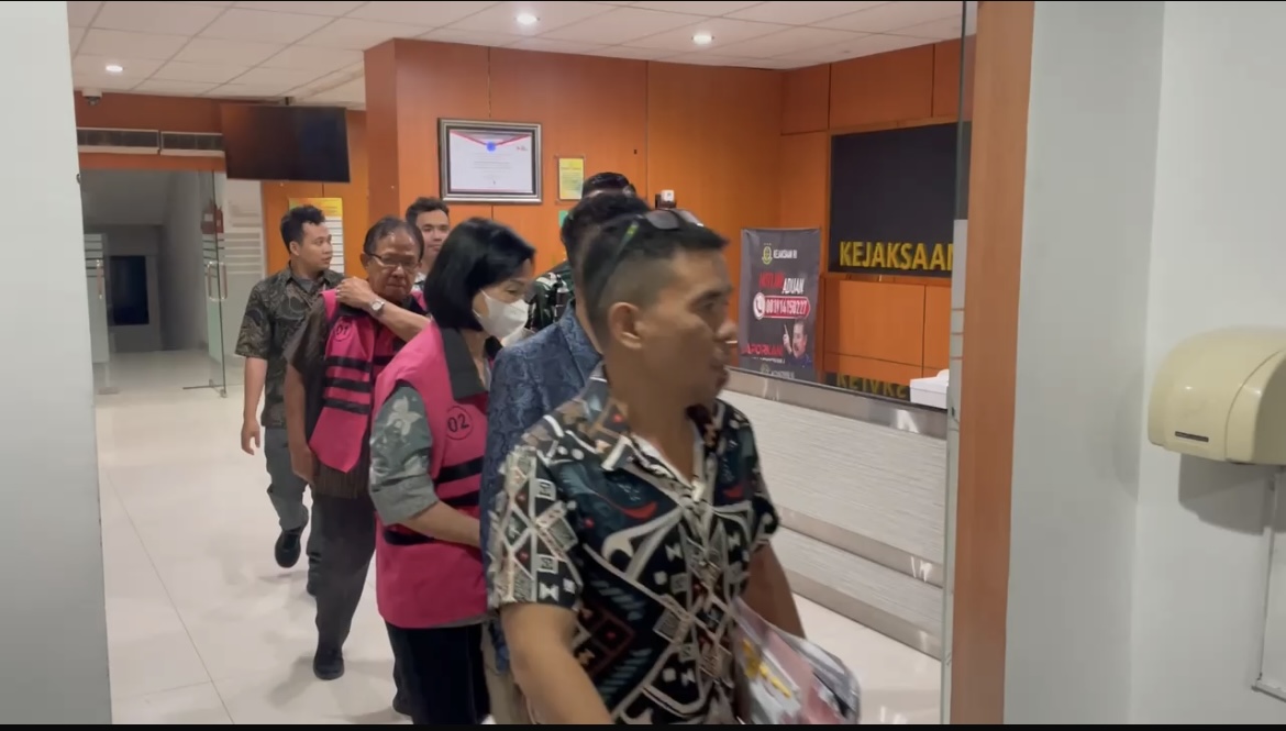 Proses penahanan eks Rektor Unsrat cs oleh Kejati Sulut, Jumat (17/10/2025) malam