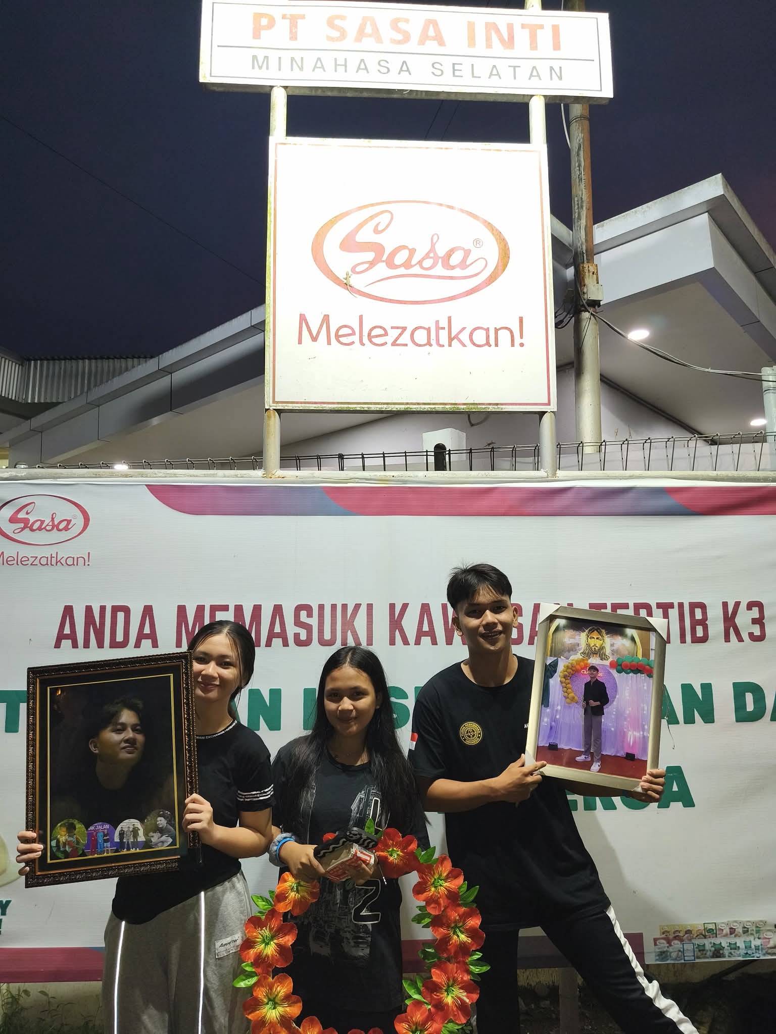 HARUS DIPERIKSA: Kerabat korban jiwa atas kasus dugaan kecelakaan kerja saat membawa foto di PT Sasa Inti Minsel.