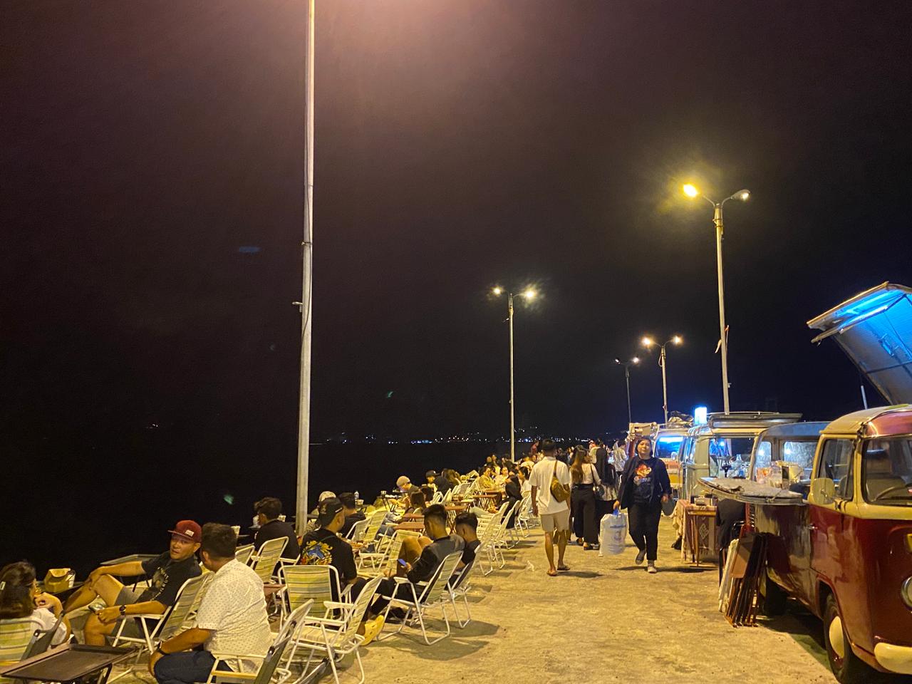 Suasana malam hari di Manado Bay. Foto diambil Sabtu (19/10) malam.