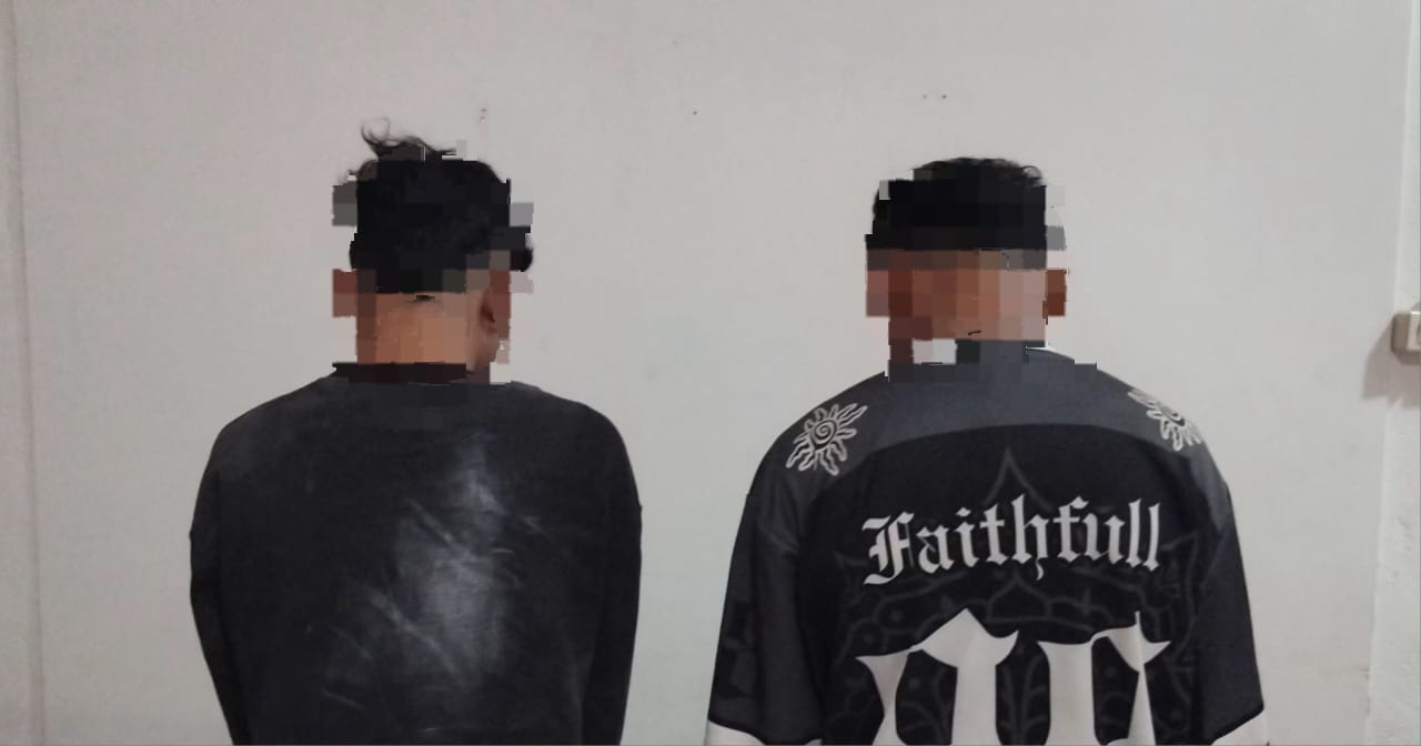 Dua remaja bersama barang bukti senjata tajam diamankan Tim Opsnal Polsek Lembeh Selatan.(Dok Istimewa)