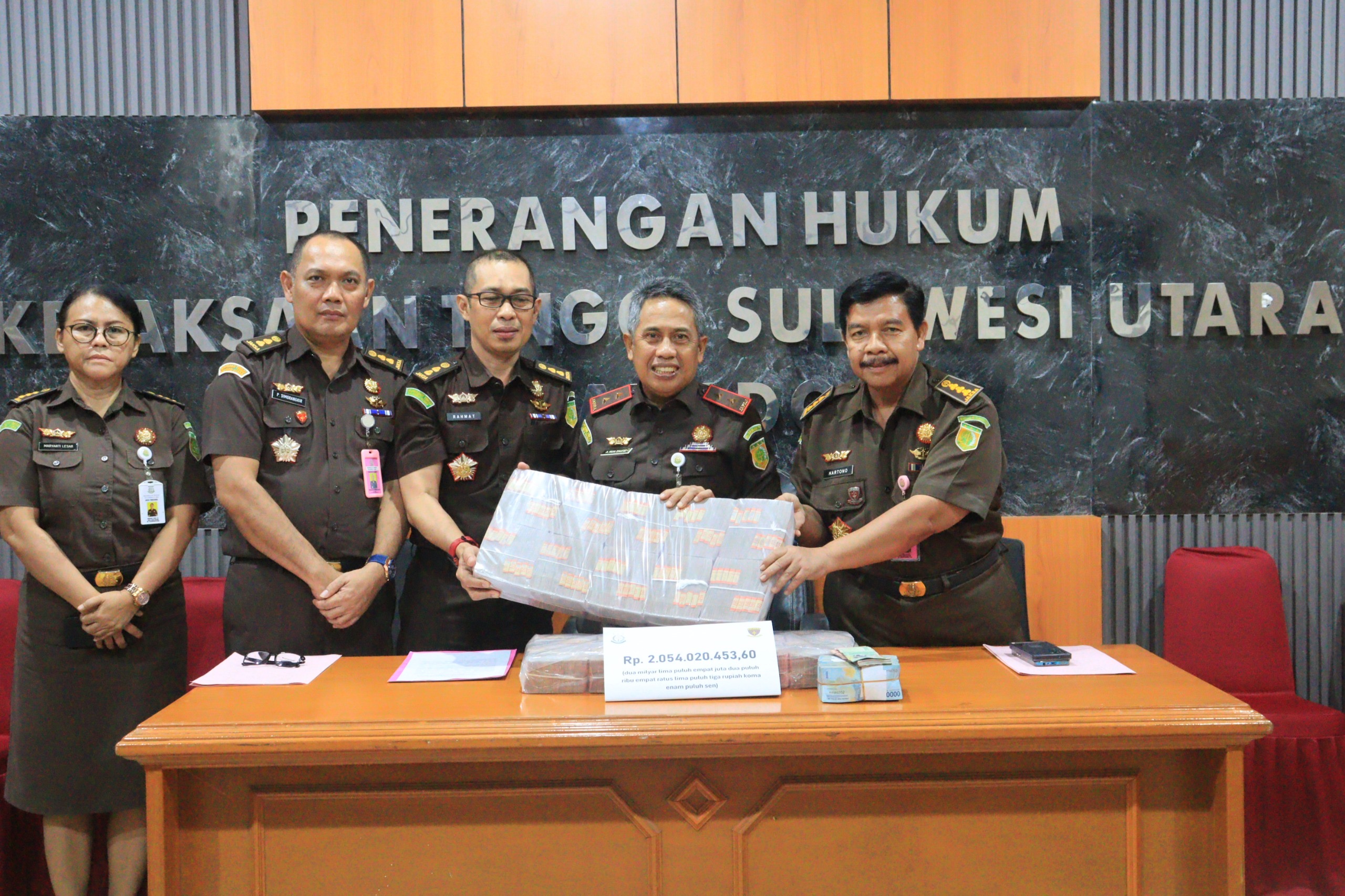 Kejati Sulut resmi menerima pengembalian kerugian keuangan negara dari tersangka.