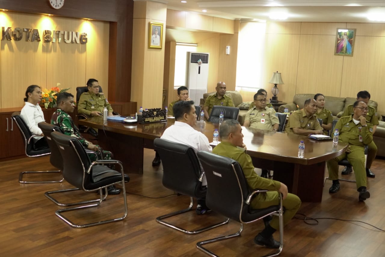 Wali Kota Bitung Hengky Honandar mengikuti dua agenda strategis tingkat nasional secara daring dari ruang kerjanya.(Dok Istimewa)