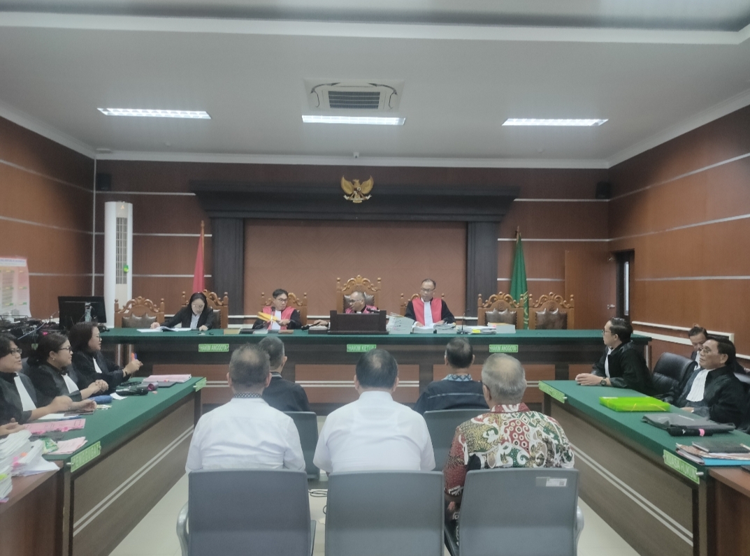5  terdakwa kasus hibah GMIM saat duduk di persidangan.