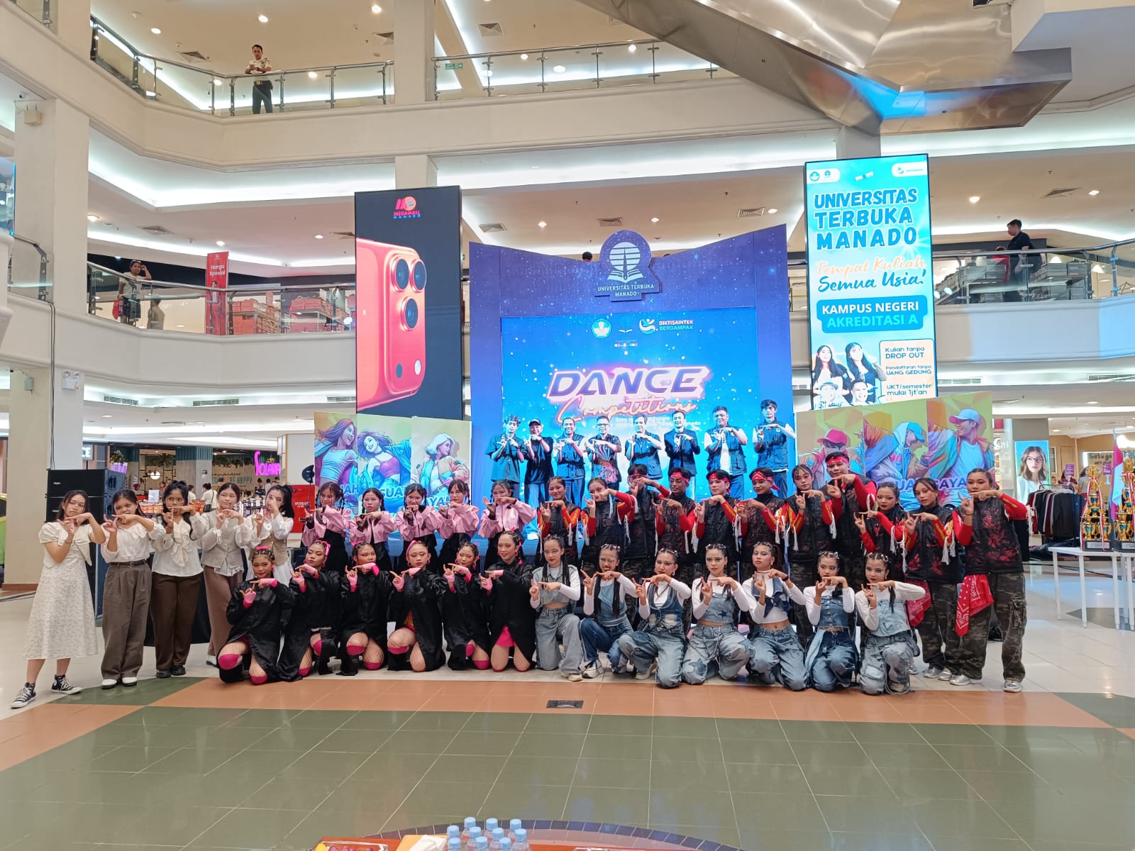 Kemeriahan tercipta saat pelaksanaan Dance Competition yang dilaksanakan UT Manado, pekan lalu dari atrium Megamal Manado.