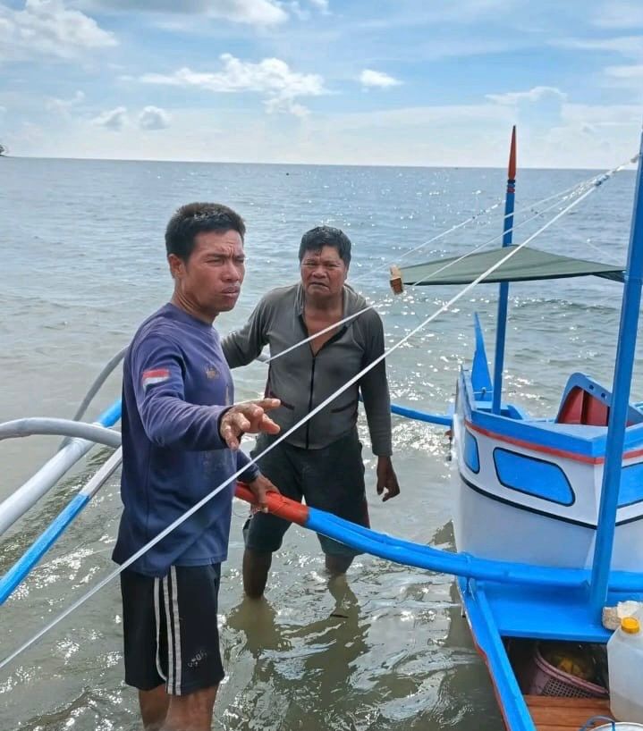Nelayan Essang Selatan saat berhasil sampai ke daratan.