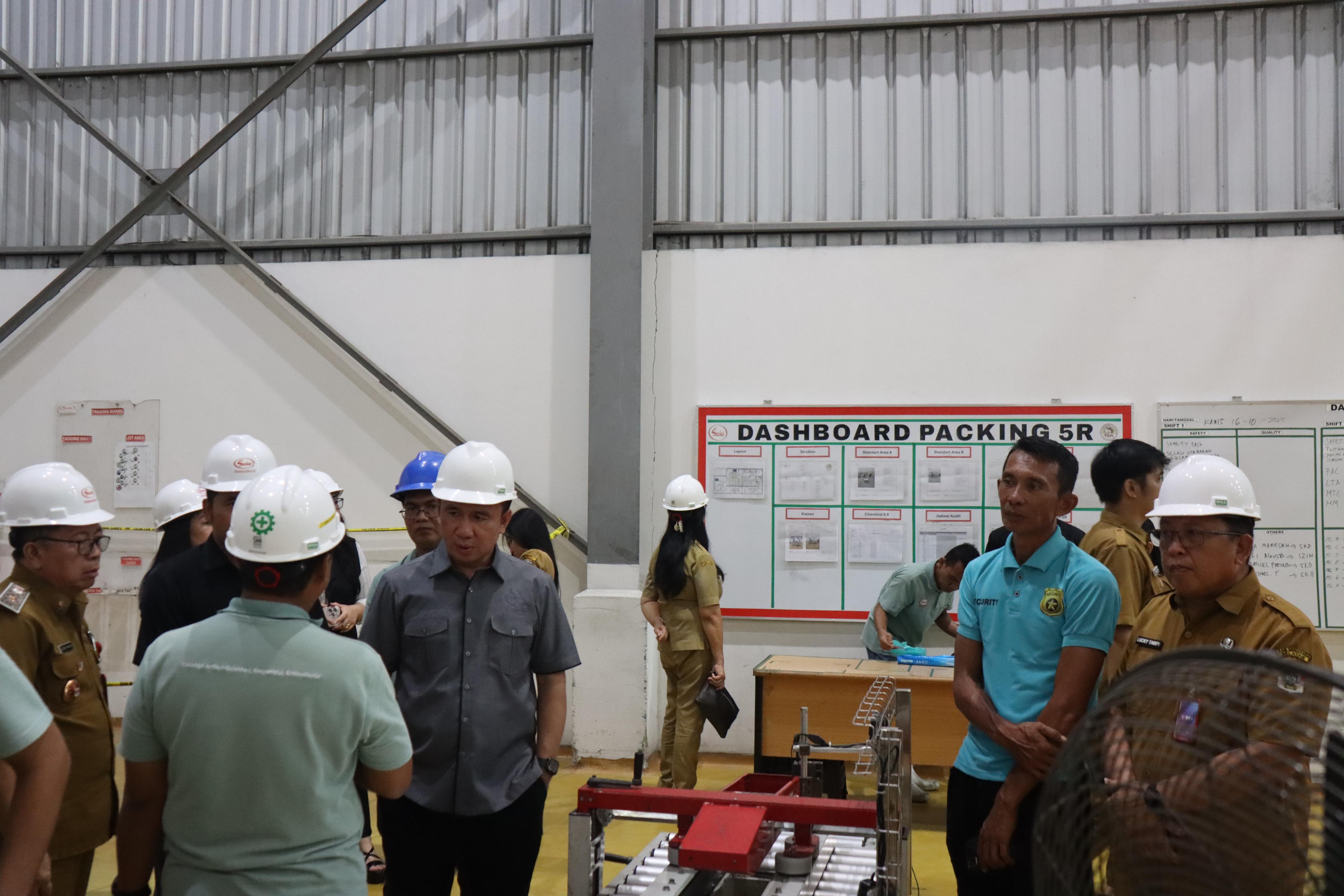 Ketua DPRD Minsel Stefanus Lumowa saat turun langsung di PT Sasa Inti Minsel