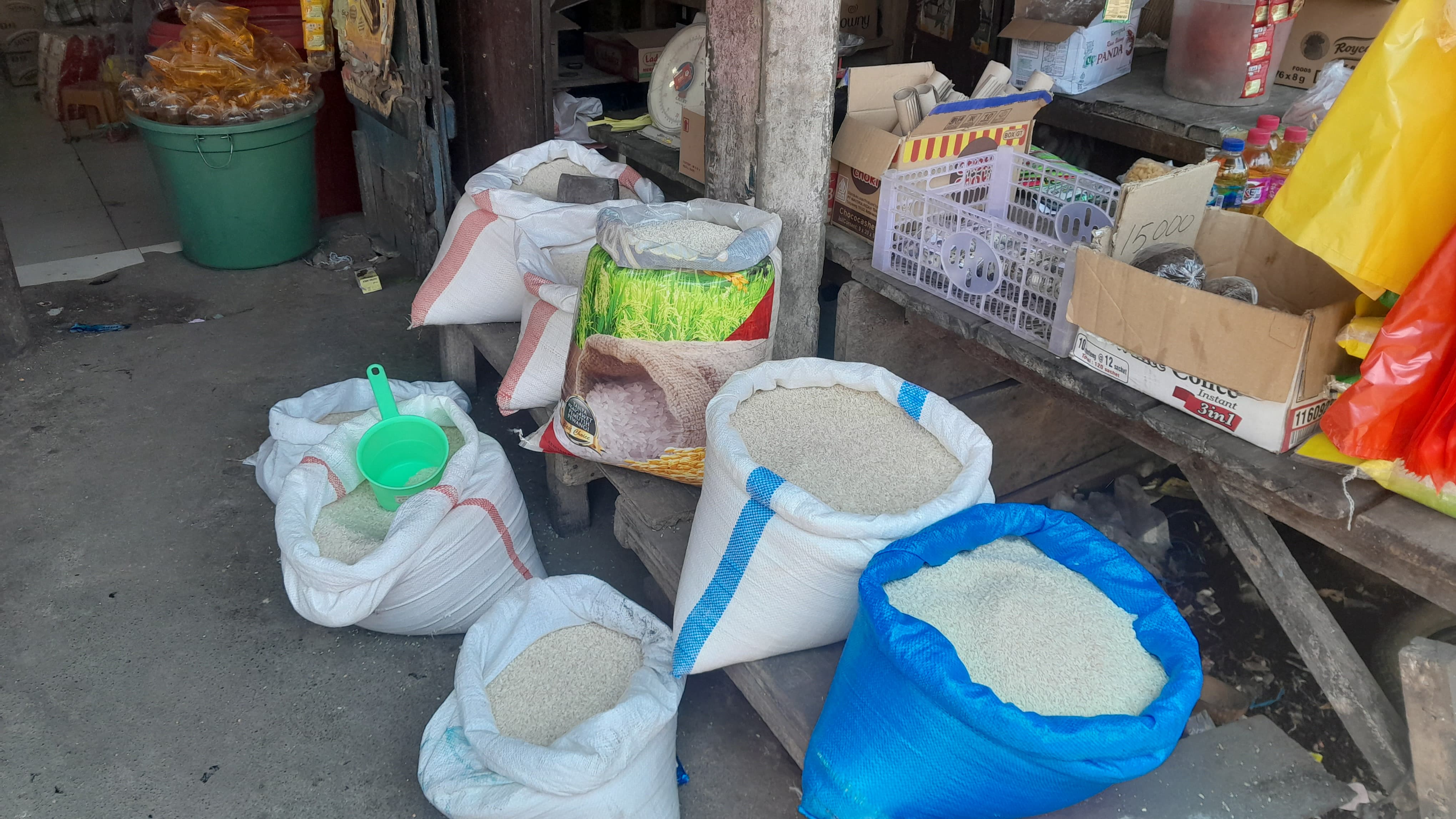 Beras yang dijual di Pasar Karombasan.