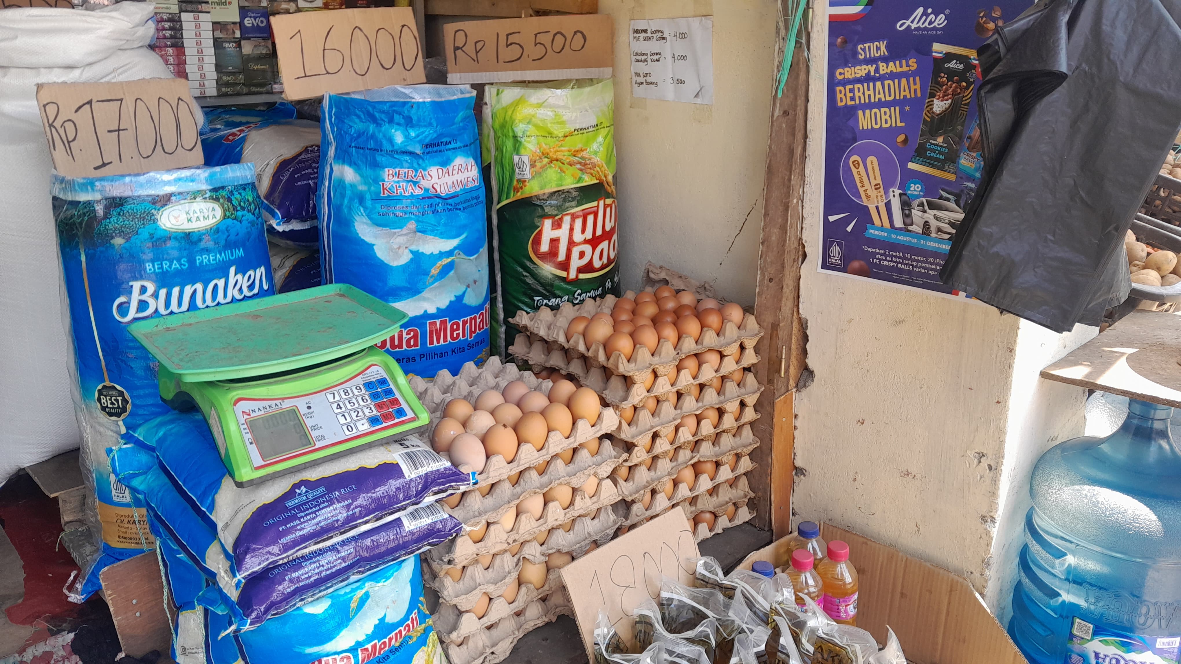 Harga bahan pokok di Pasar Karombasan. Berdasarkan pantauan, Selasa (21/10)