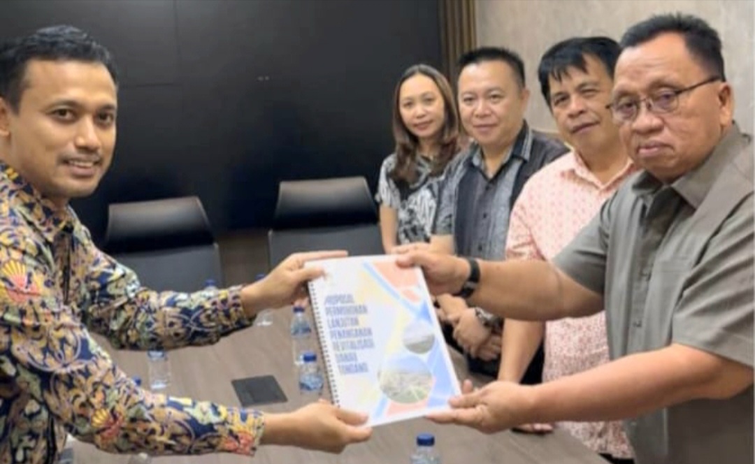 SERAHKAN: Bupati Robby Dondokambey saat menyerahkan proposal di Kementerian PUPR, Rabu (22/10/2025).