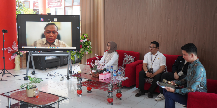 Sri Sugiharta, Kepala Balai Pelestarian Kebudayaan Wilayah 17 SulutGo saat menyampaikan sambutan secara zoom dalam dialog interaktif di Unima, (22/10). (dok:Istimewa)
