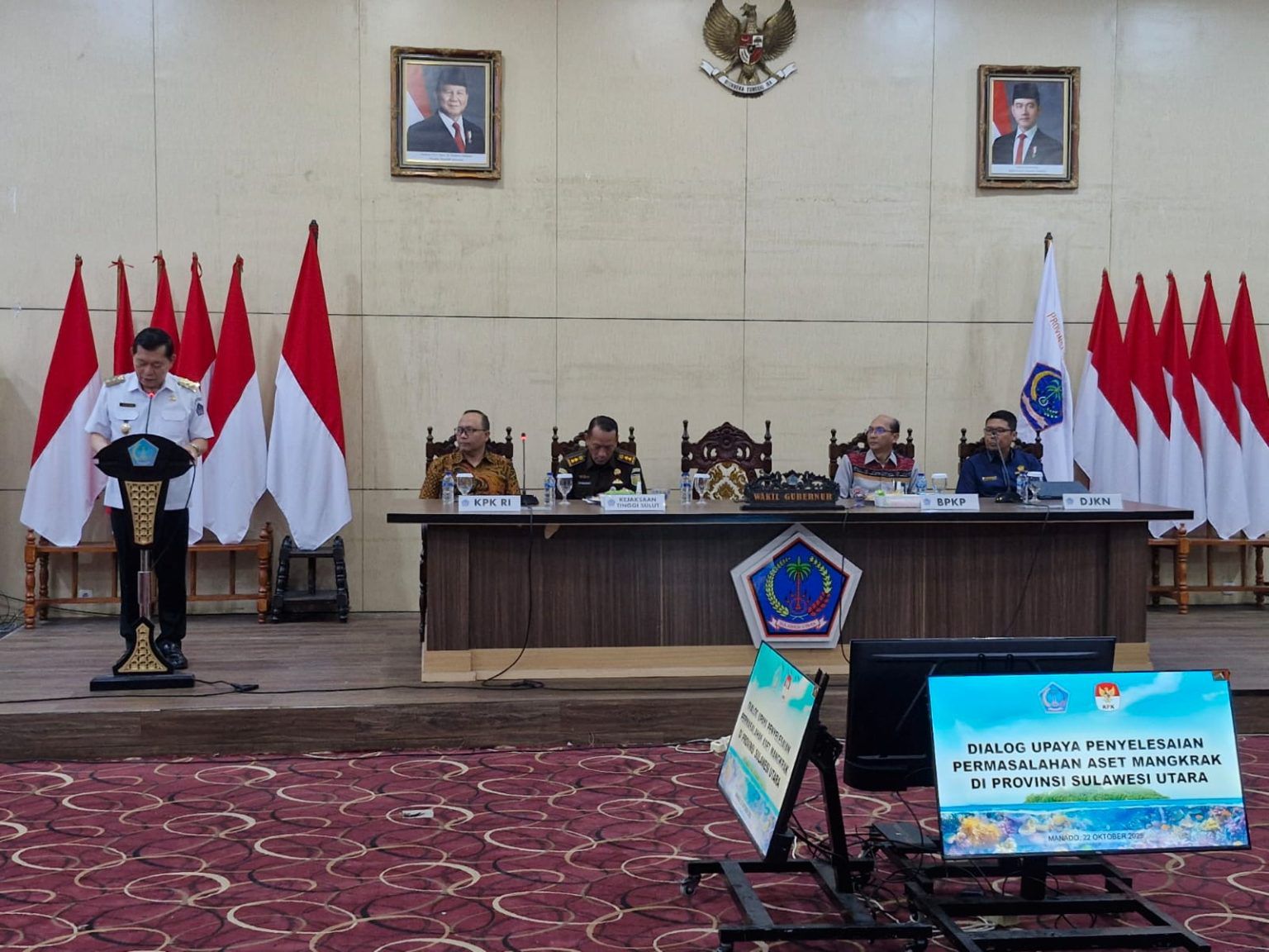 DISIPLIN: Wagub Victor Mailangkay saat membacakan sambutan Gubernur Yulius Selvanus.