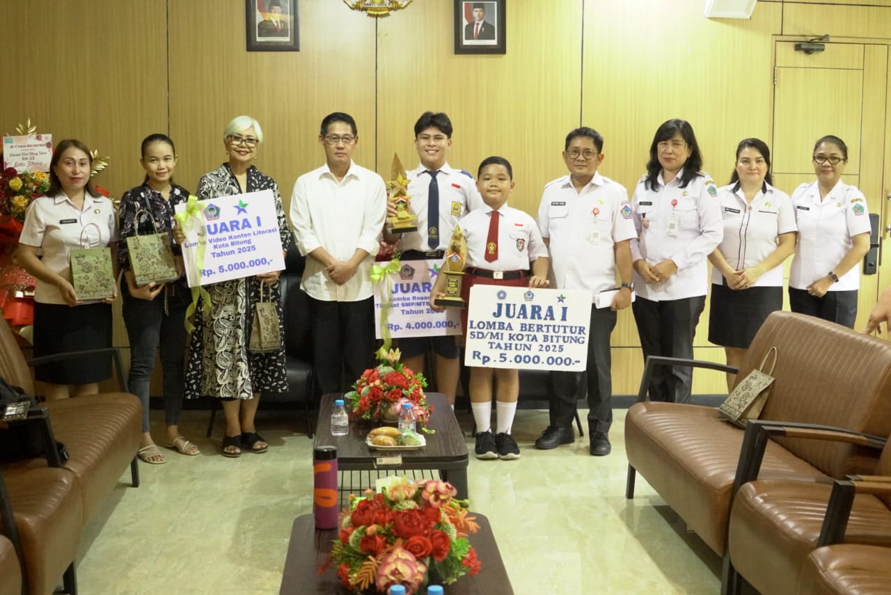Tiga utusan bertatap muka dengan Wali Kota Bitung Hengky Honandar, sebelum mengikuti Festival Literasi Perpustakaan Nasional.(Dok Istimewa)
