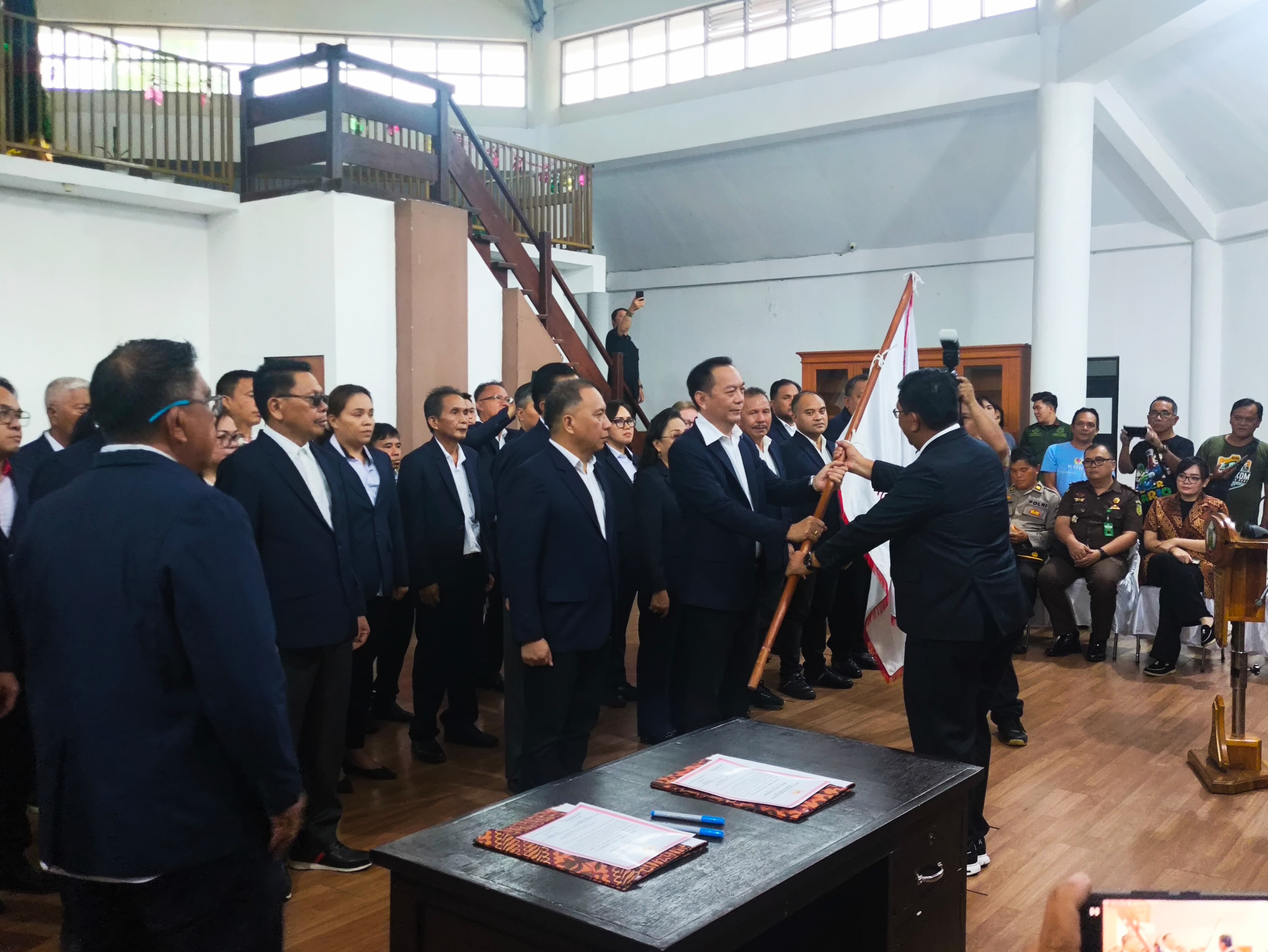 SIAP BERTUGAS: Wali Kota Tomohon Caroll Senduk SH menerima pataka dari Ketum KONI Sulut Brigjen TNI Purn Jerry Waleleng SE, tanda kepengurusan KONI Tomohon dimulai. Dok istimewa