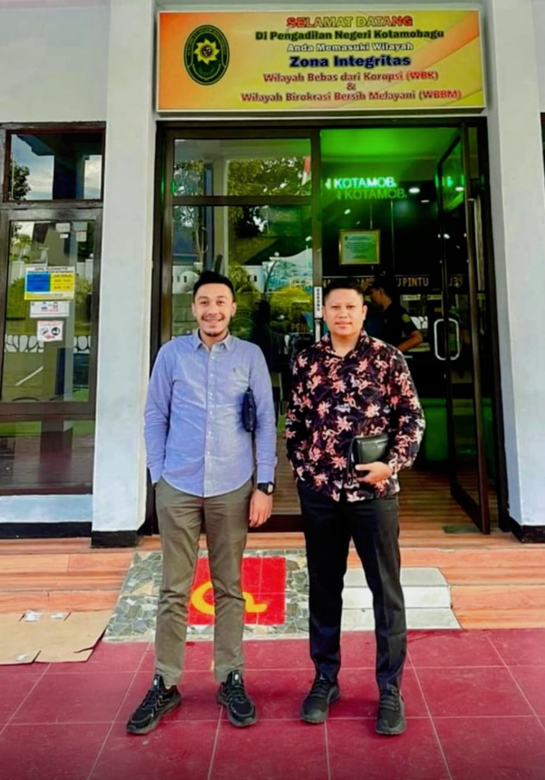 Jein Jauhari, SH, MH (batik) dan Yosie Manoarfa, SH, CLM, C, kuasa hukum Berry Betrandus