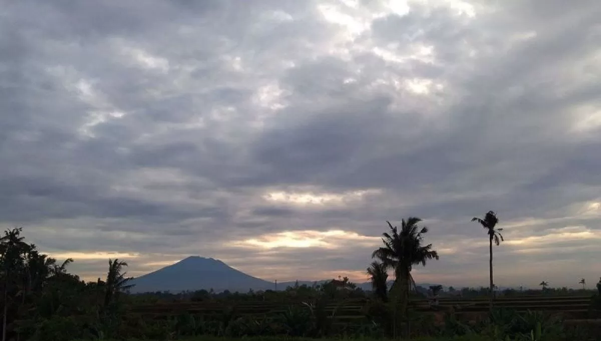Cuaca berawan tampak menyelimuti di kawasan Sukawati, Kabupaten Gianyar, Bali (Dewa Ketut Sudiarta Wiguna/ANTARA)