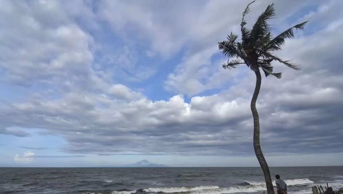 Seorang warga berada di pinggir Pantai Mapak, Mataram, Nusa Tenggara Barat, dengan cuaca cerah berawan, Selasa (14/2/2023). (Ahmad Subaidi/ANTARA)