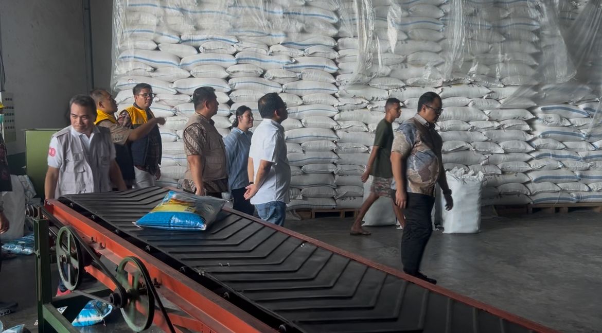 Satuan Tugas (Satgas) Pangan Polda Sulawesi Utara melakukan inspeksi mendadak (sidak) ke sejumlah produsen bahan pokok di Kota Manado, Jumat (24/10/2025).