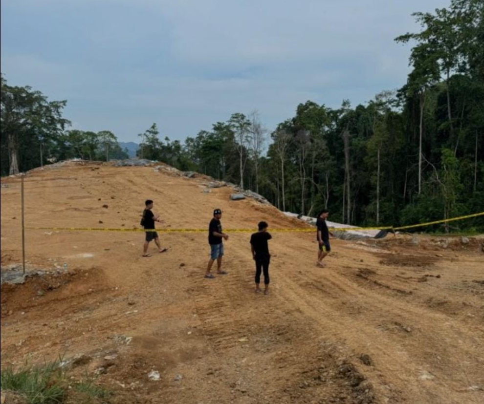 Lokasi dipasangi garis polisi