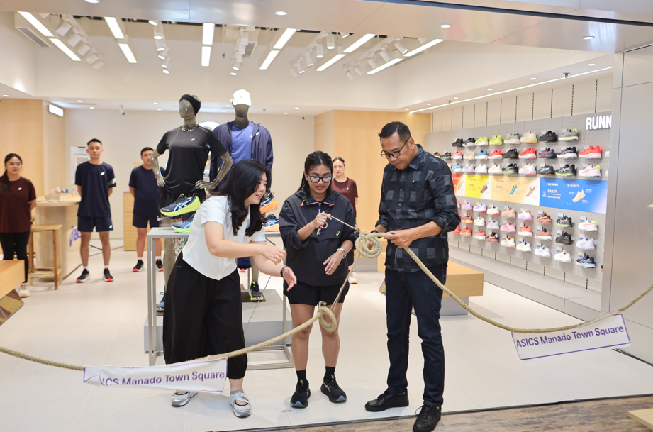 Maurisa Rahmadani dari ASICS Indonesia, Monika dari Erajaya Active Lifestyle, dan Yono Akbar dari Manado Town Square secara simbolis membuka ASICS Store Manado sebagai gerai pertama di Sulawesi Utara.