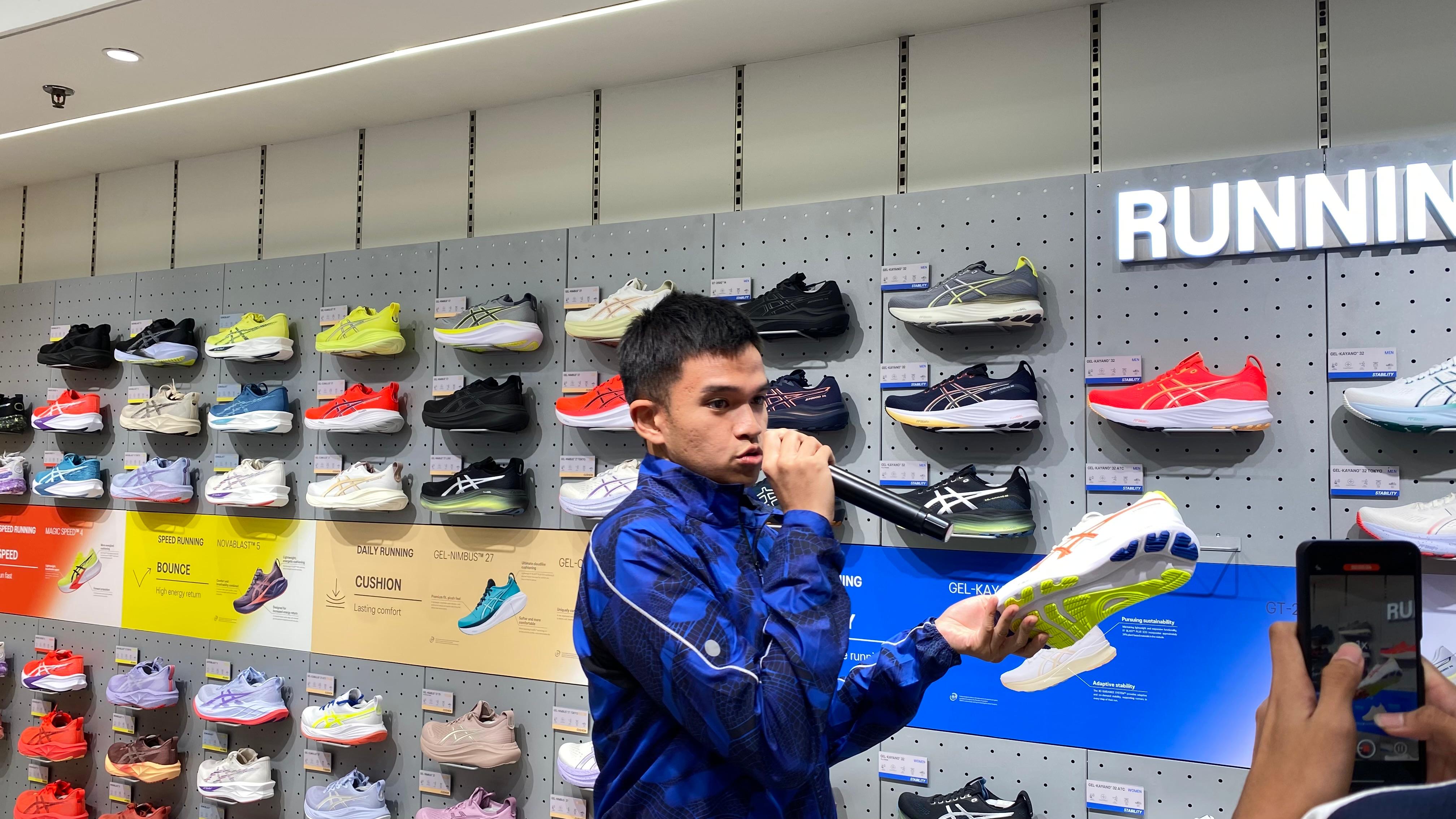 Arie Siahaan dari ASICS Indonesia menjelaskan berbagai koleksi sepatu unggulan di ASICS Store Manado, yang kini resmi hadir di Manado Town Square 3.