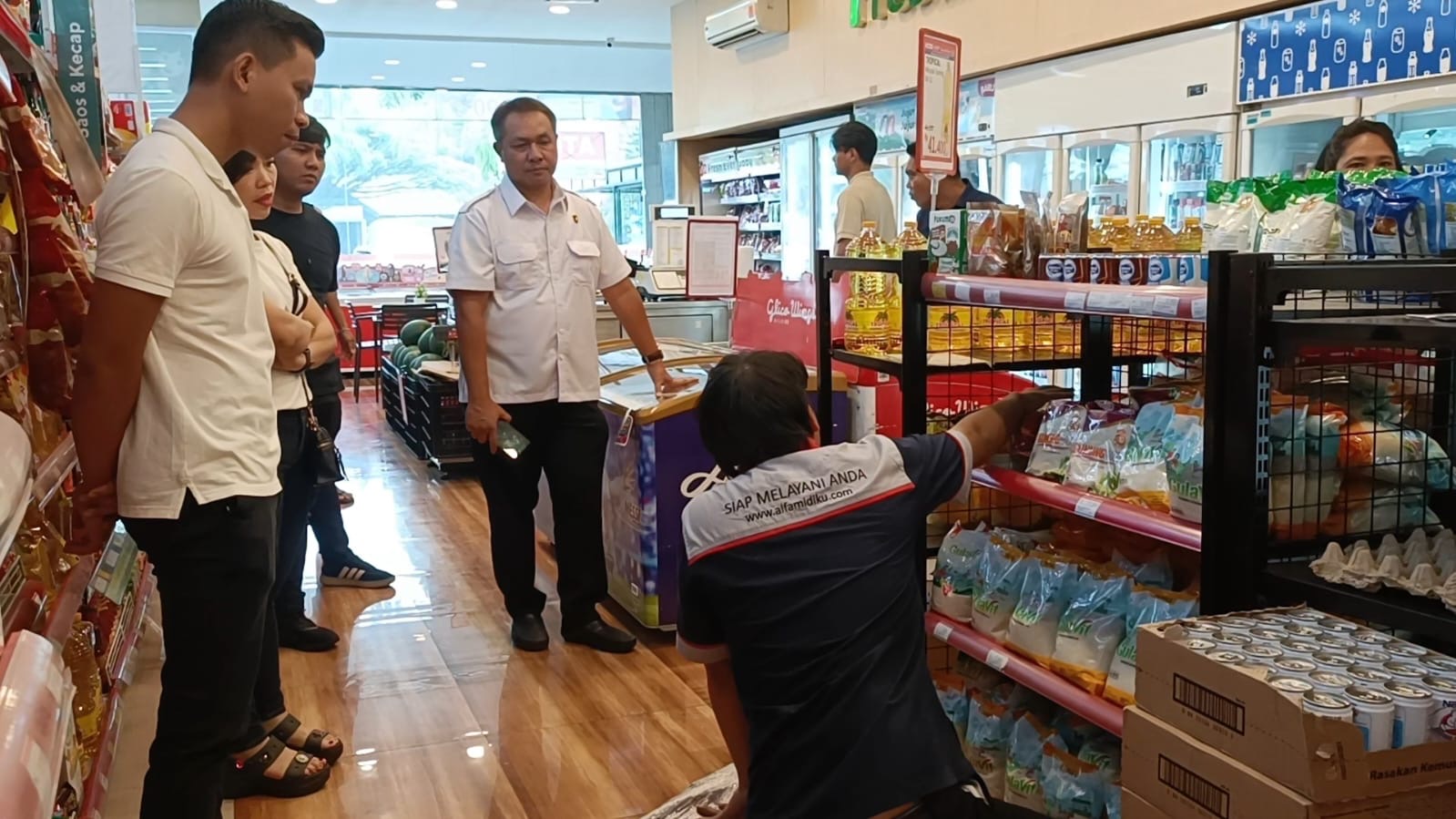 Satgas Pengendalian Harga Beras Sulawesi Utara yang terdiri dari Polda Sulut, Perum Bulog, dan Dinas Pangan, kembali menggelar inspeksi mendadak (sidak) ke sejumlah pasar dan gerai