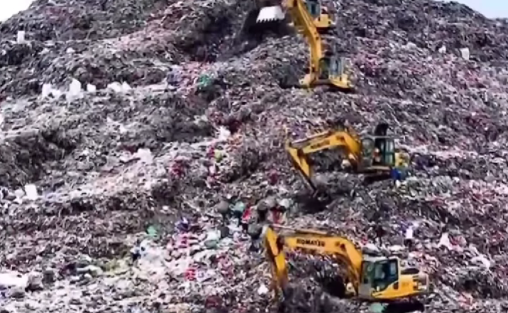Sampah yang sudah menumpuk di tempat pengelohan akhir bantar gebang.