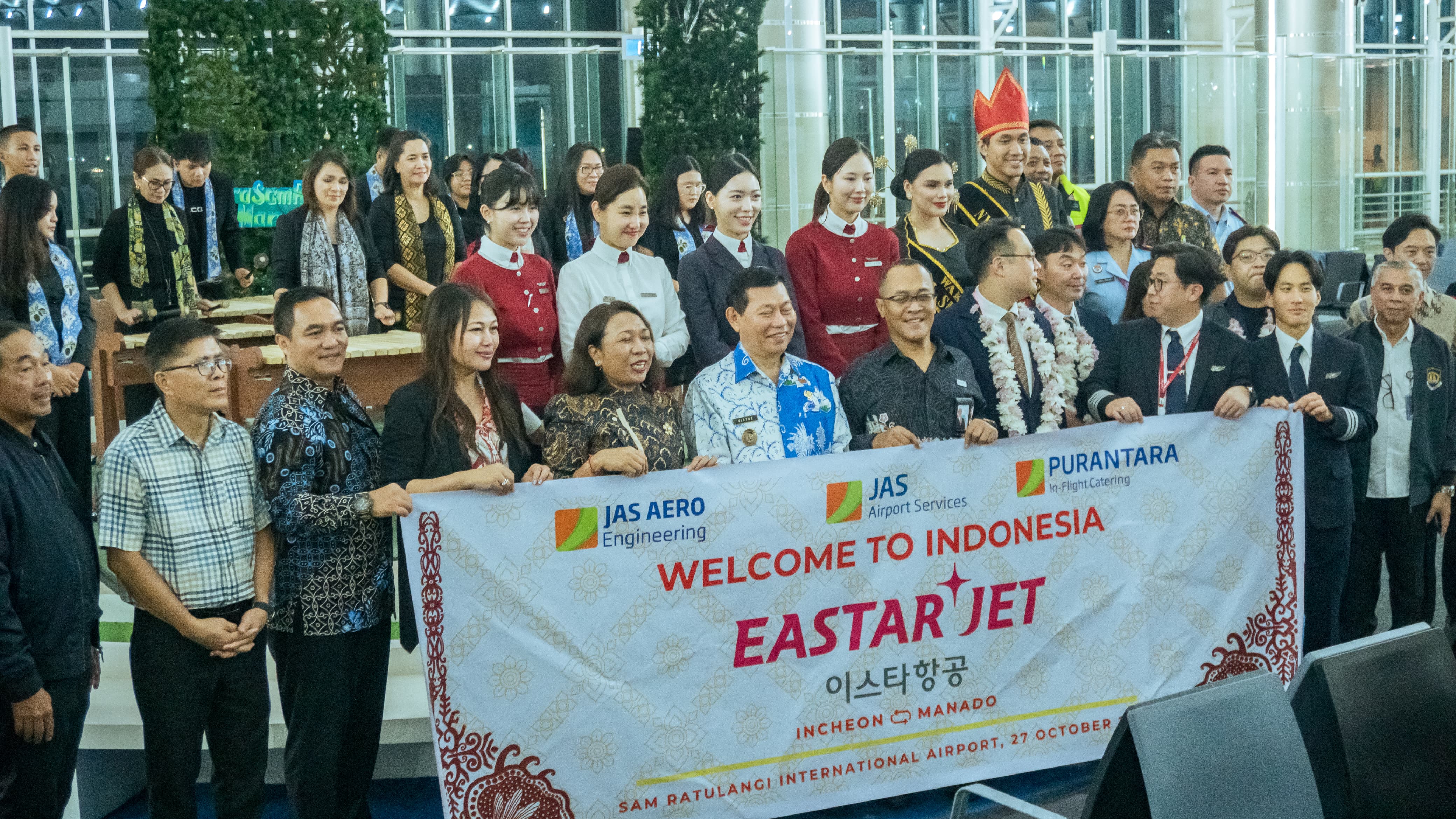 Para penumpang Easter Jet Mendarat di Bandara Samrat Manado, Senin (27/10)