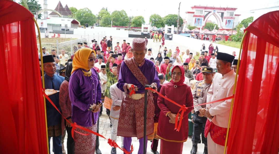 Bupati Bolsel Iskandar Kamaru membuka Museum Kerajaan.