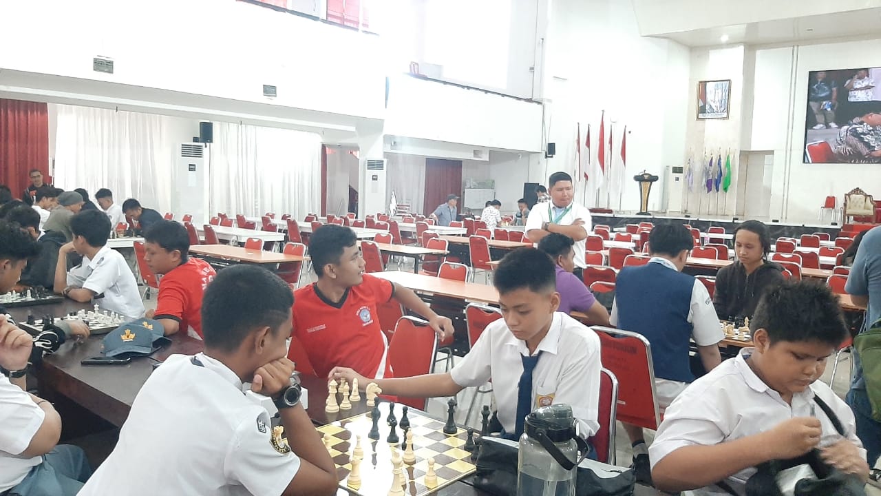 Kejuaraan Catur dalam rangka Dies Natalis Unsrat ke-64, Selasa (28/10).