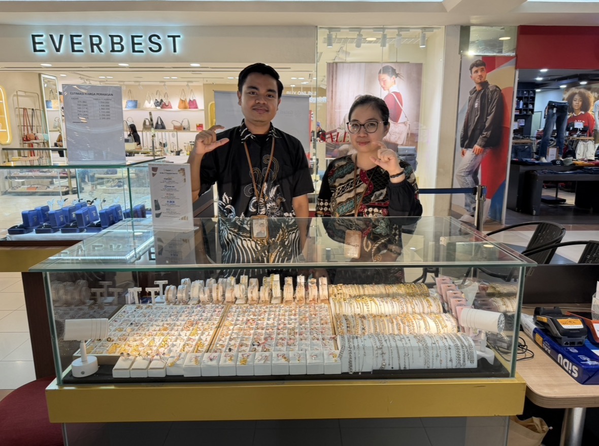 Manager Galeri24 Store Megamas Manado Alfriani Runtu dan sales marketing Hadi saat melayani customer