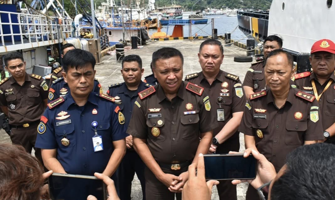 Kajati Sulut Jacob Hendrik Pattipeilohy di sela kunjungannya di Kota Bitung.(Dok Istimewa)