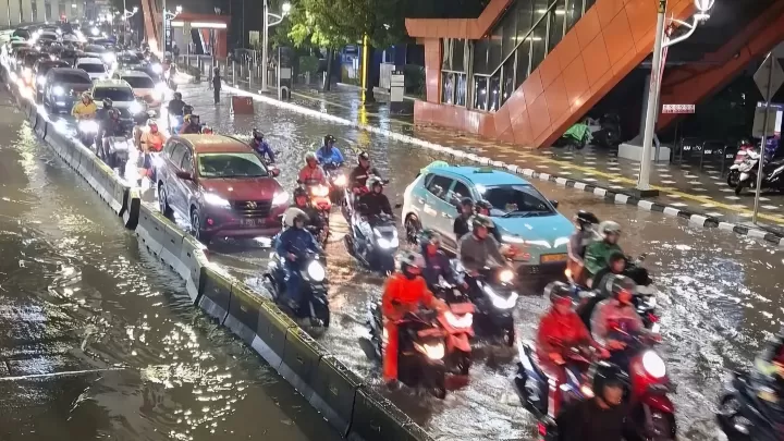 Ilustrasi hujan lebat membuat genangan banjir di ruas jalan H.R Rasuna Said. (Instagram @jktinfo)