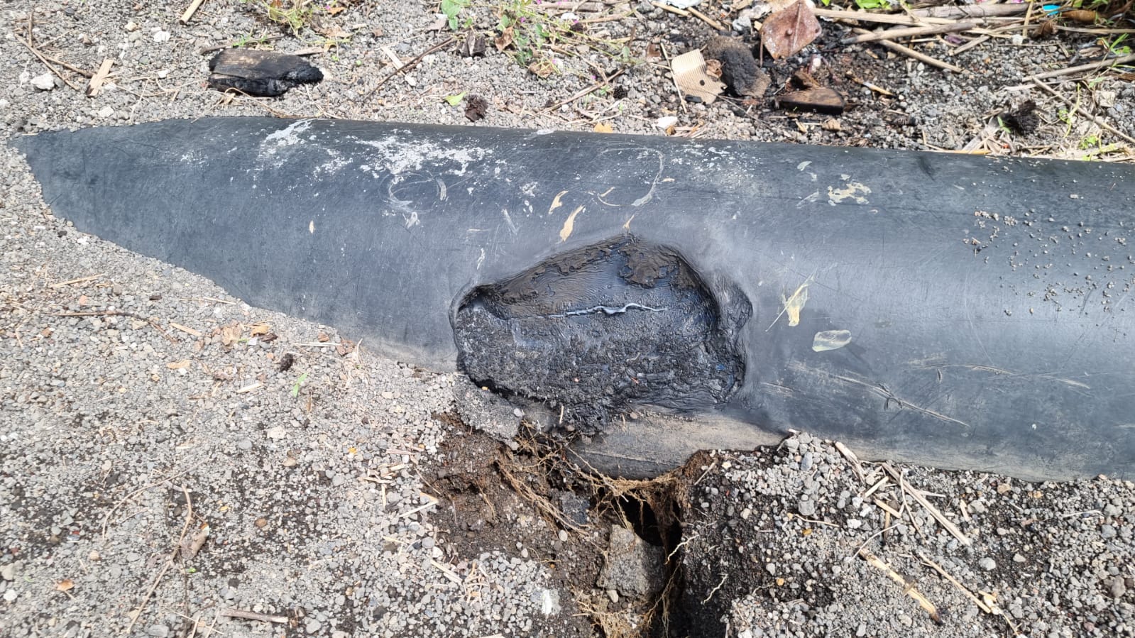 Nampak kondisi pipa air bersih di Kota Bitung yang diduga dibakar.(Dok Istimewa)