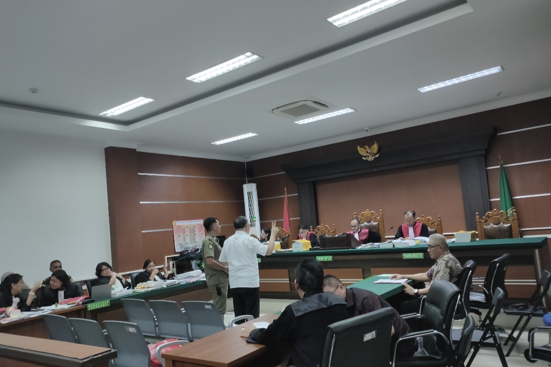 MENGERUCUT: Hein Arina saat diperiksa sebagai saksi untuk keempat terdakwa lainnya.
