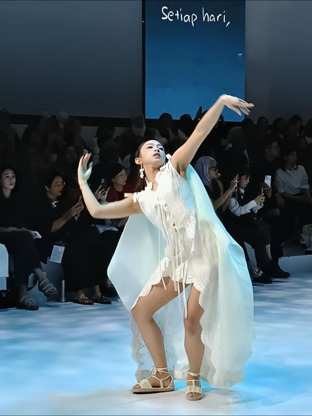 Detik magis Dita Karang membius penonton dengan tarian ikonik di JFW 2026.