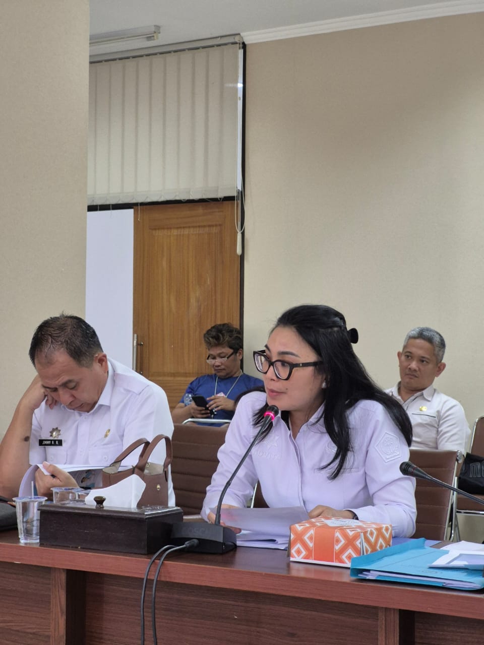 Kepala Balitbangda Novita Lumintang saat menjelaskan program di RDP bersama Komisi III DPRD Sulut.