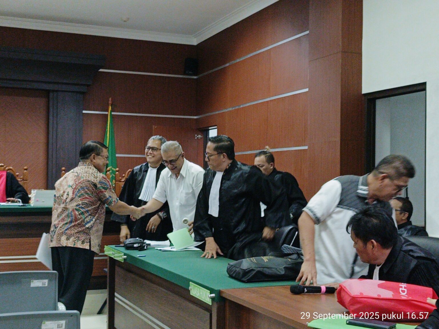 MENCUAT: Kadis Denny Mangala saat diperiksa sebagai saksi dalam kasus hibah GMIM beberapa waktu lalu.