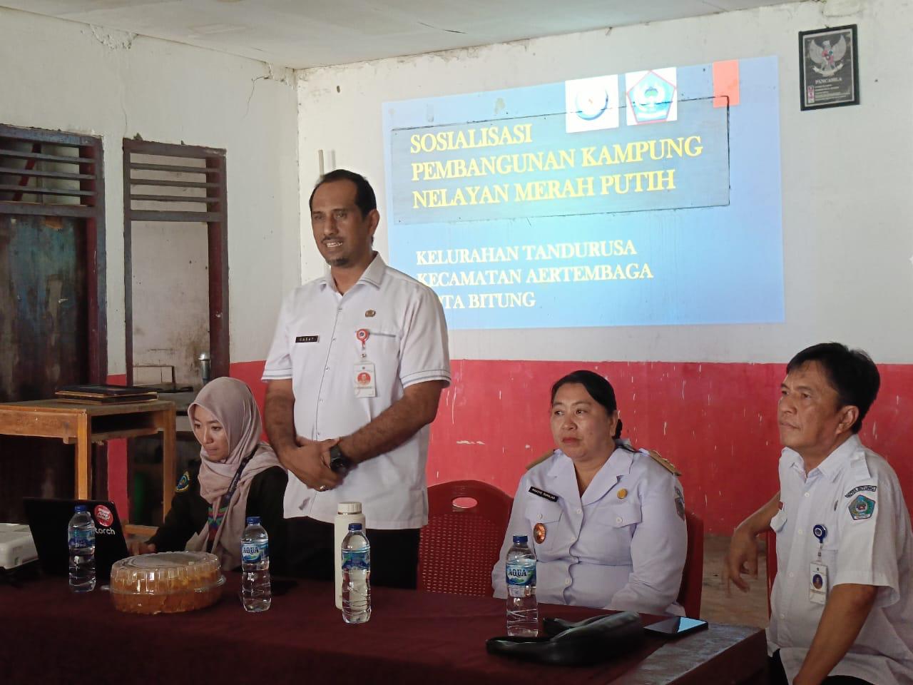 Kepala Dinas Perikanan Kota Bitung Sadat Minabari memimpin sosialisasi Kampung Nelayan Merah Putih di Kelurahan Tandurusa.(Dok Istimewa)